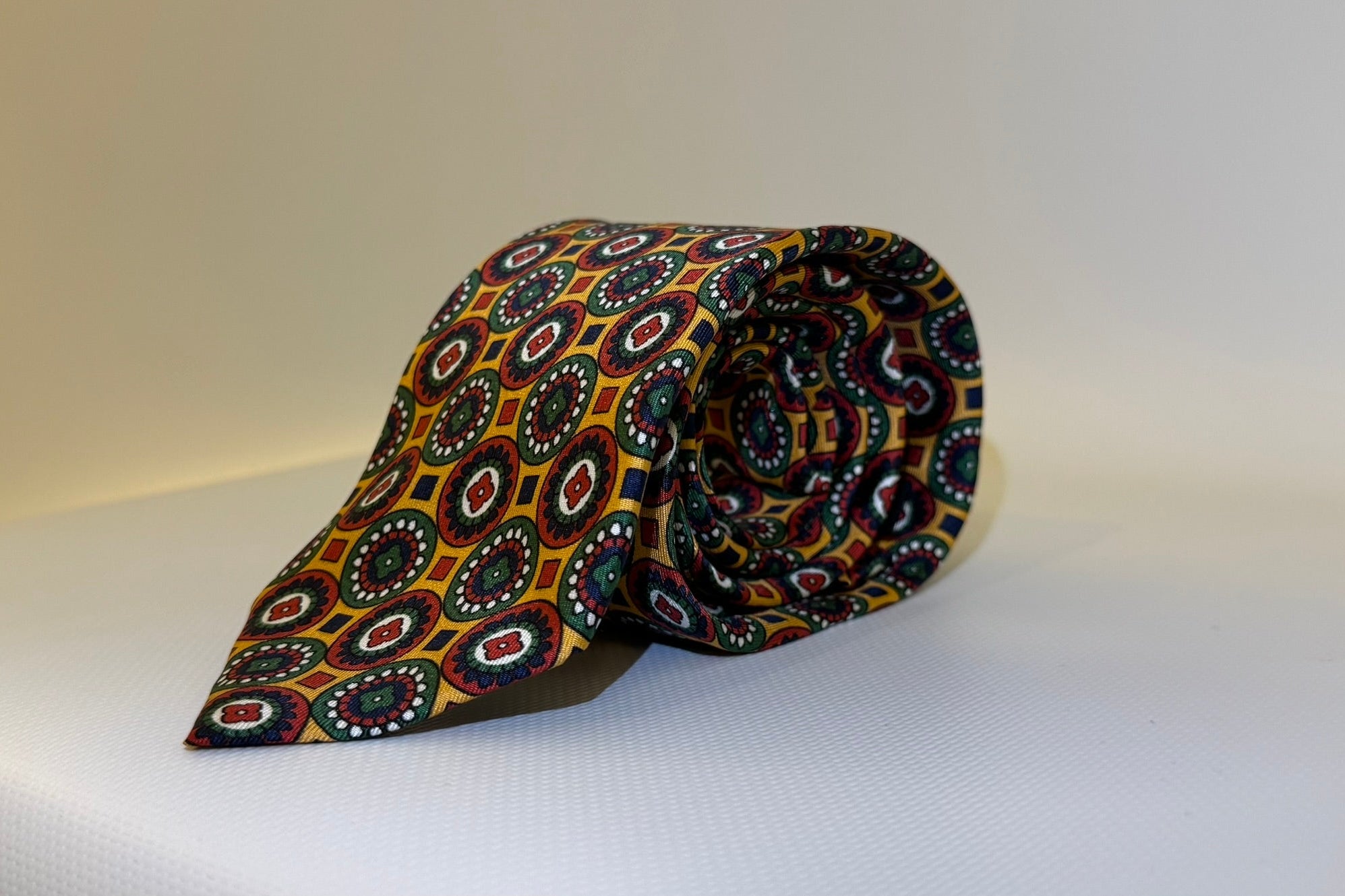 CORBATA GEOMETRICA AMARILLA