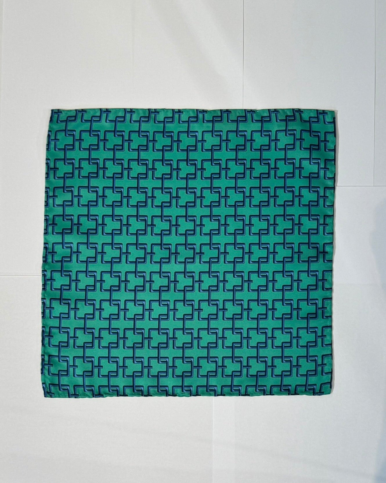 PAÑUELO DE SEDA GEOMETRICO ENTRELAZADO