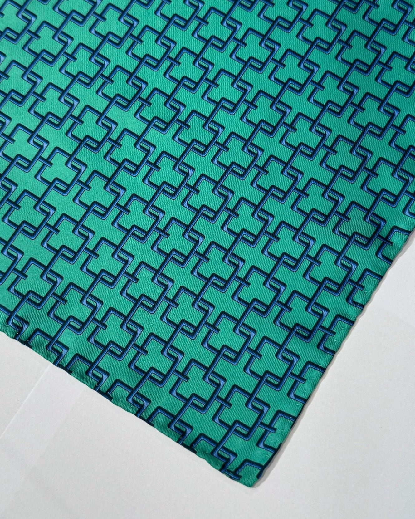 PAÑUELO DE SEDA GEOMETRICO ENTRELAZADO