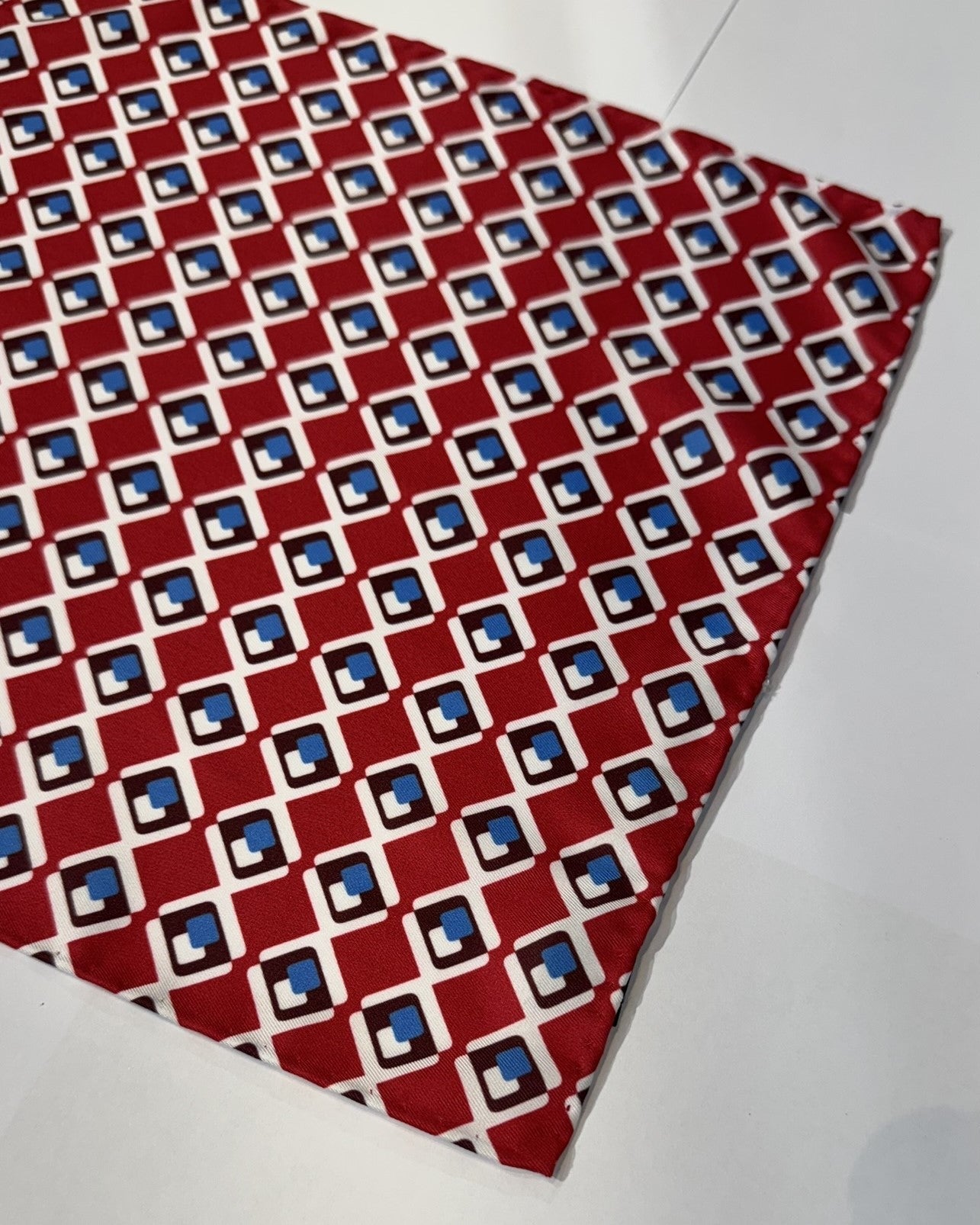 PAÑUELO GEOMETRICO ROJO